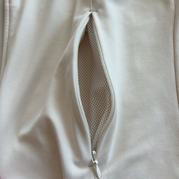 Women's Cream Jacket
Front zip closure
Two front zip pockets
Thumbholes
NWOT - Picture 5 of 7